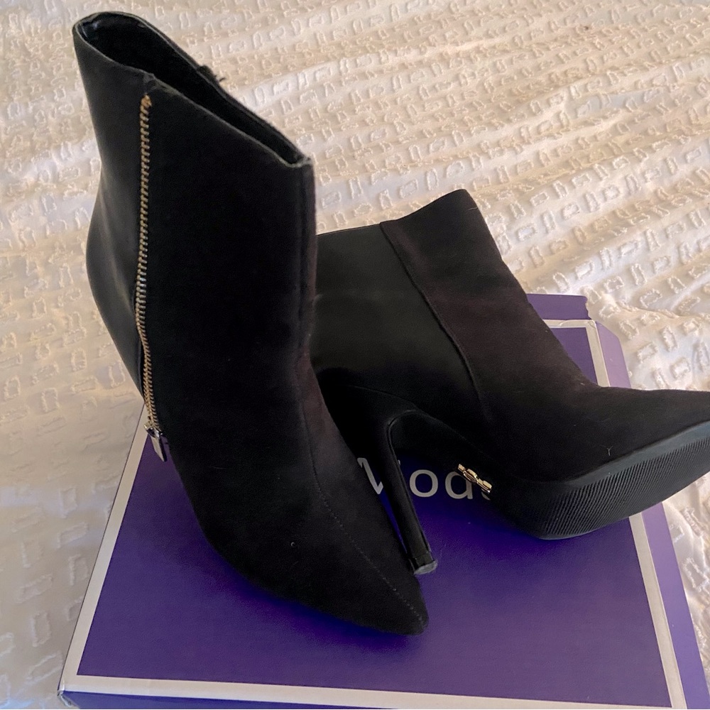 Black Jennifer Lopez 7.5 gold zipper accents